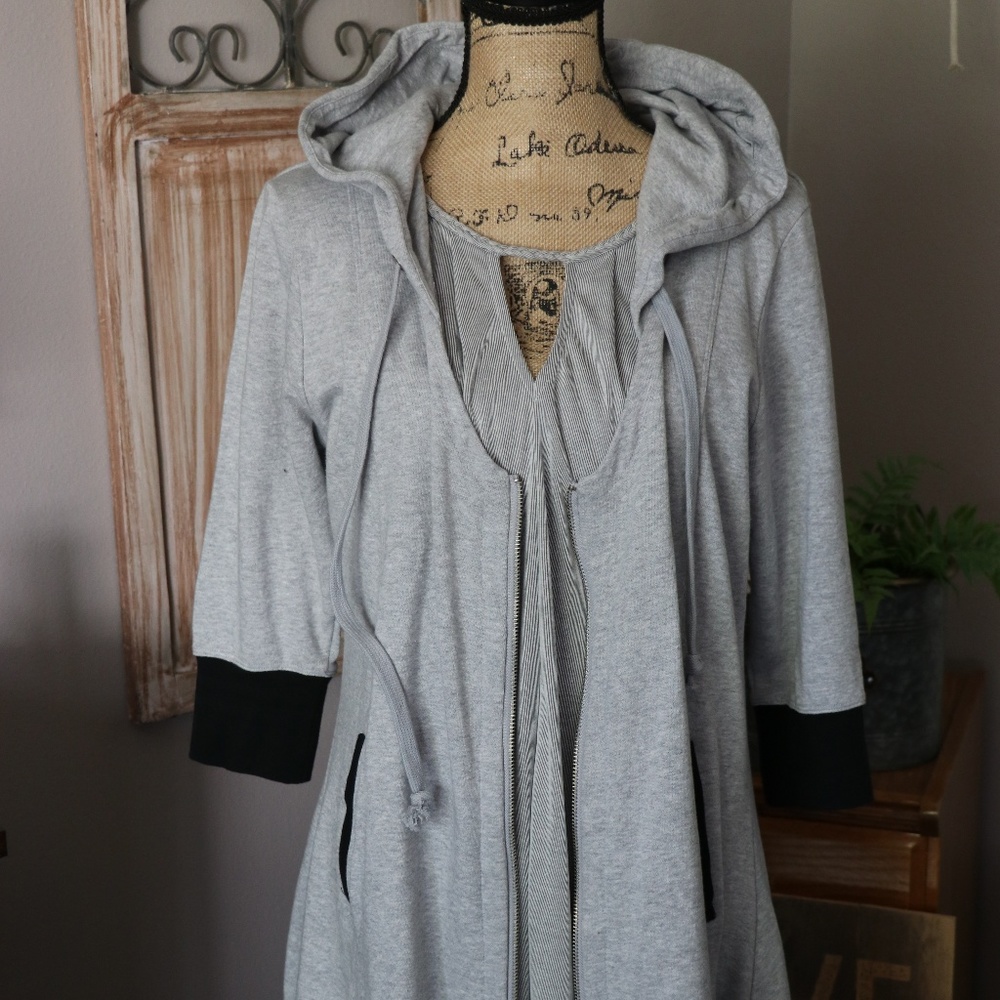 Unique design heather gray zip up sweatshirt!